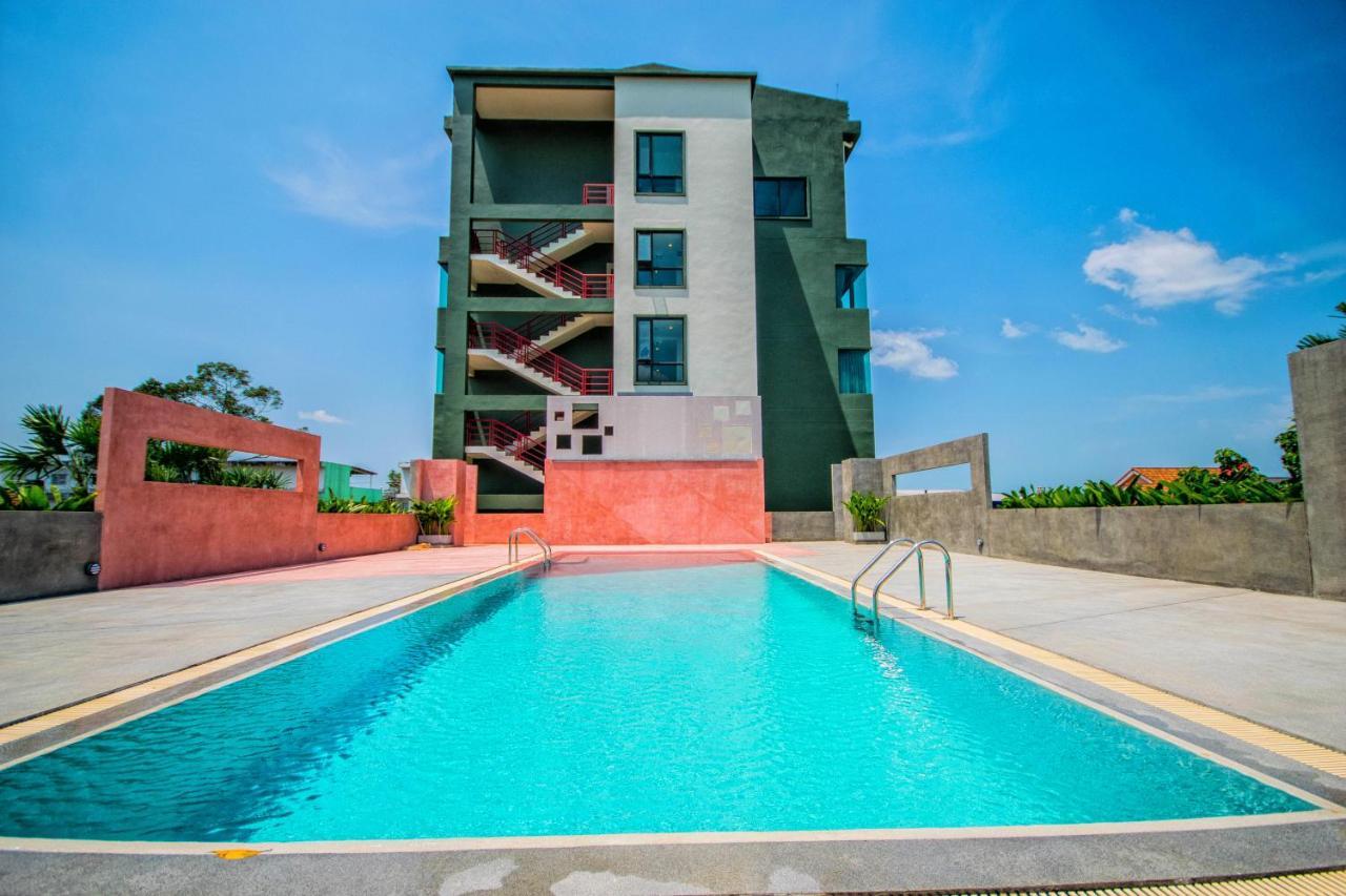 Comet Hotel Surat Thani Bagian luar foto