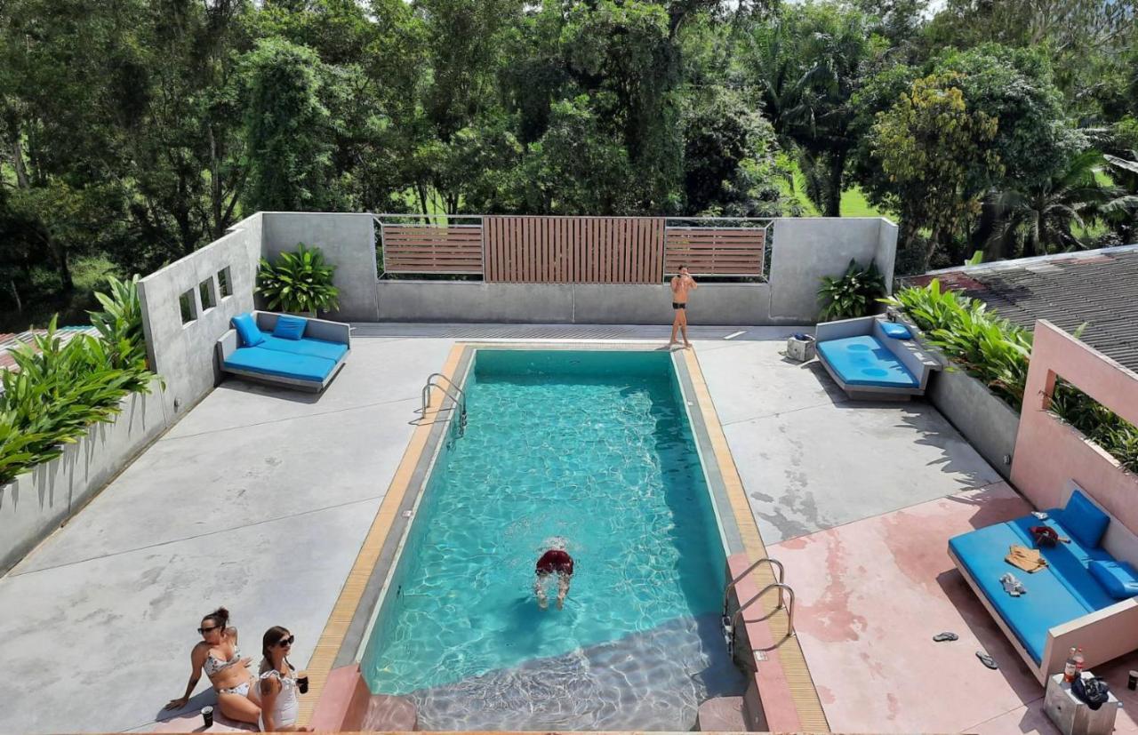Comet Hotel Surat Thani Bagian luar foto