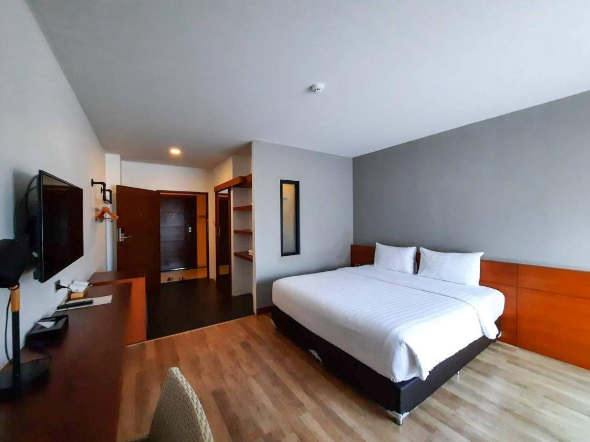 Comet Hotel Surat Thani Bagian luar foto