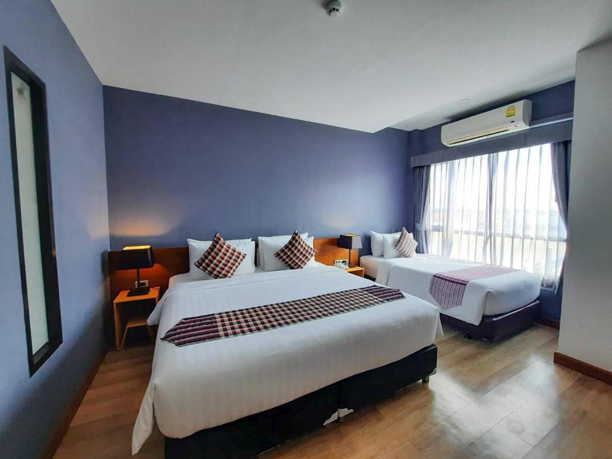 Comet Hotel Surat Thani Bagian luar foto