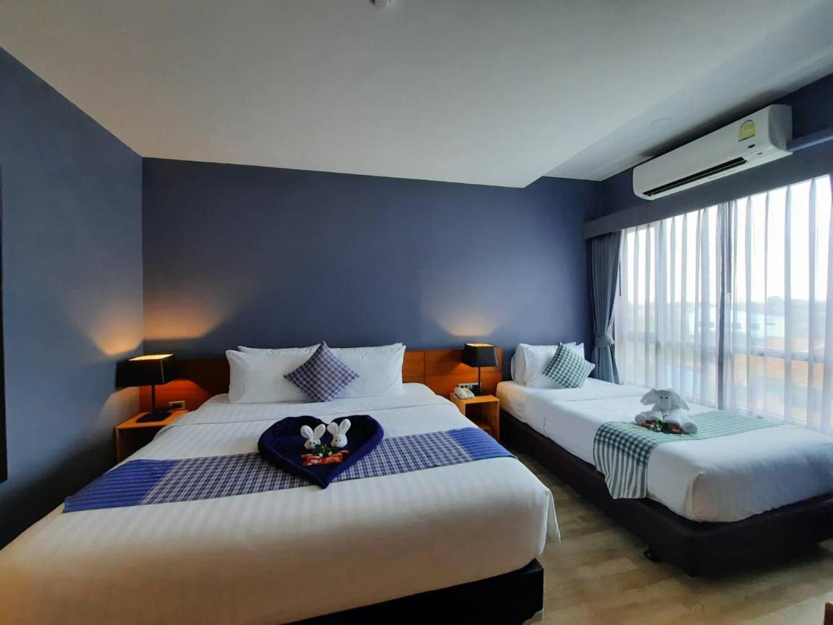 Comet Hotel Surat Thani Bagian luar foto