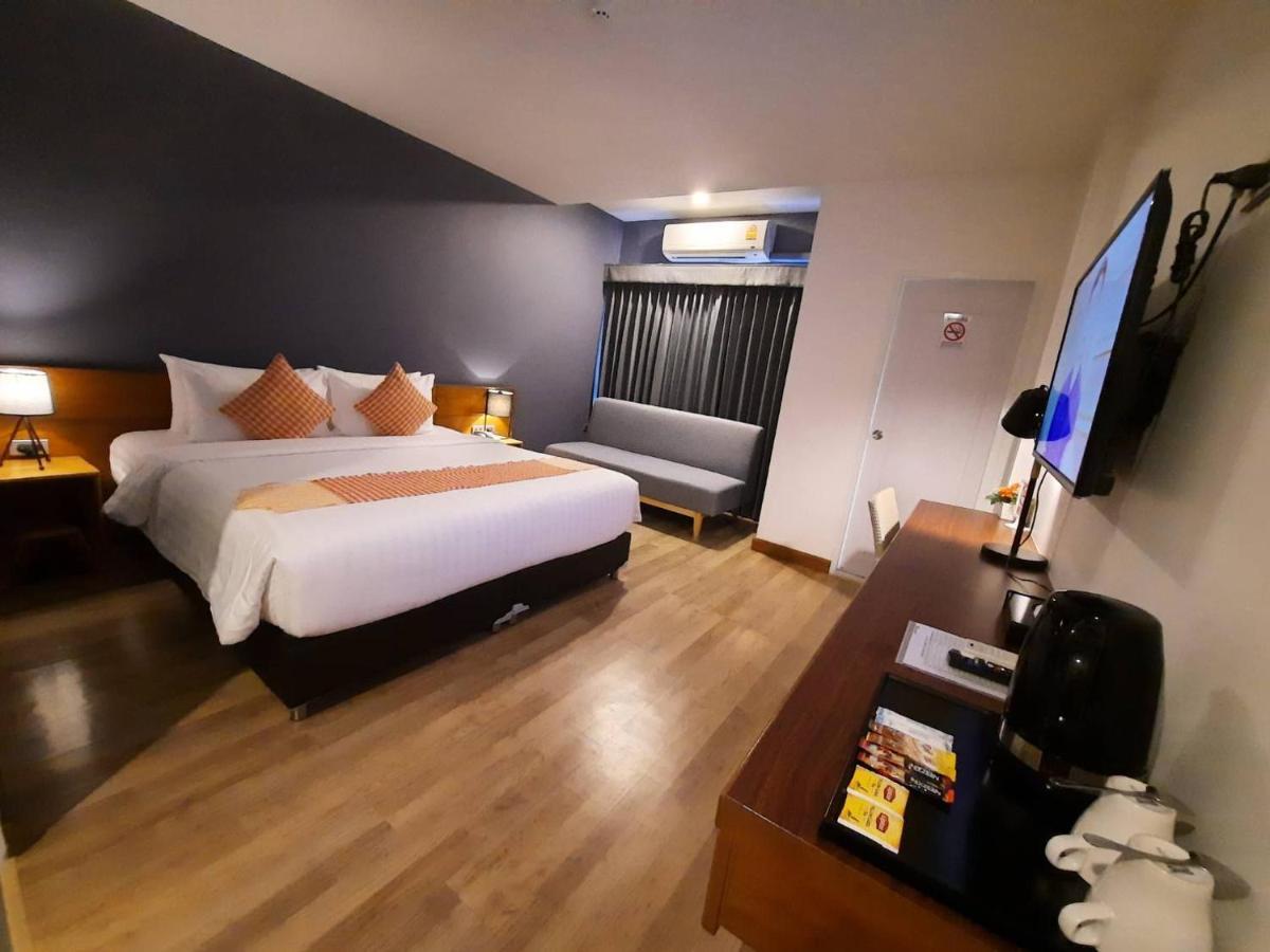 Comet Hotel Surat Thani Bagian luar foto