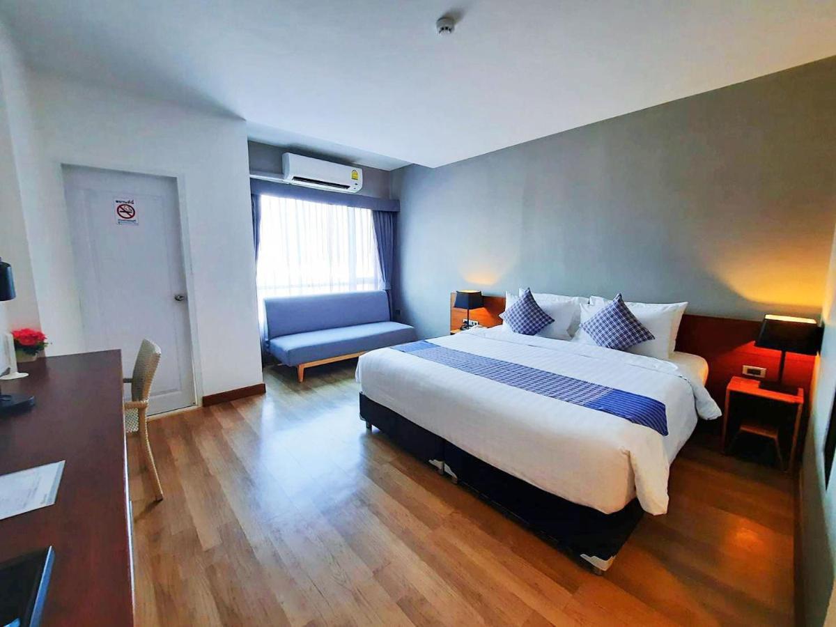 Comet Hotel Surat Thani Bagian luar foto
