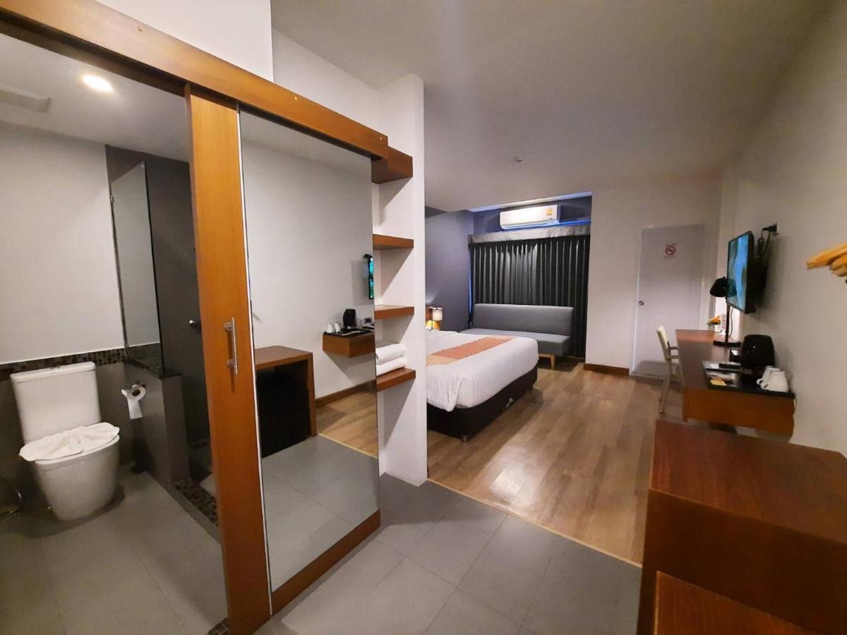 Comet Hotel Surat Thani Bagian luar foto
