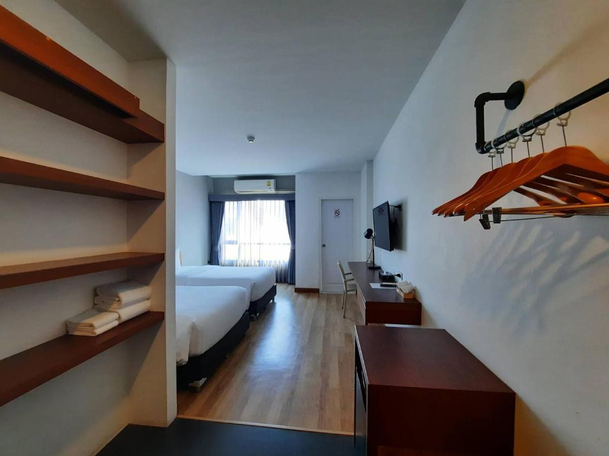 Comet Hotel Surat Thani Bagian luar foto