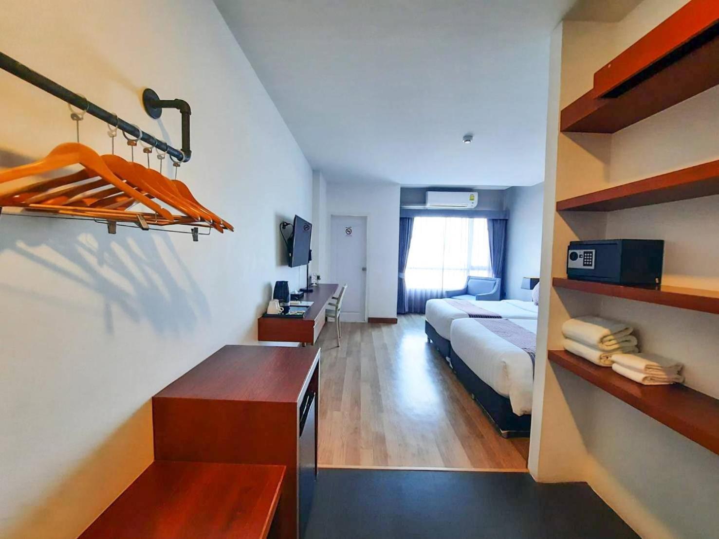 Comet Hotel Surat Thani Bagian luar foto