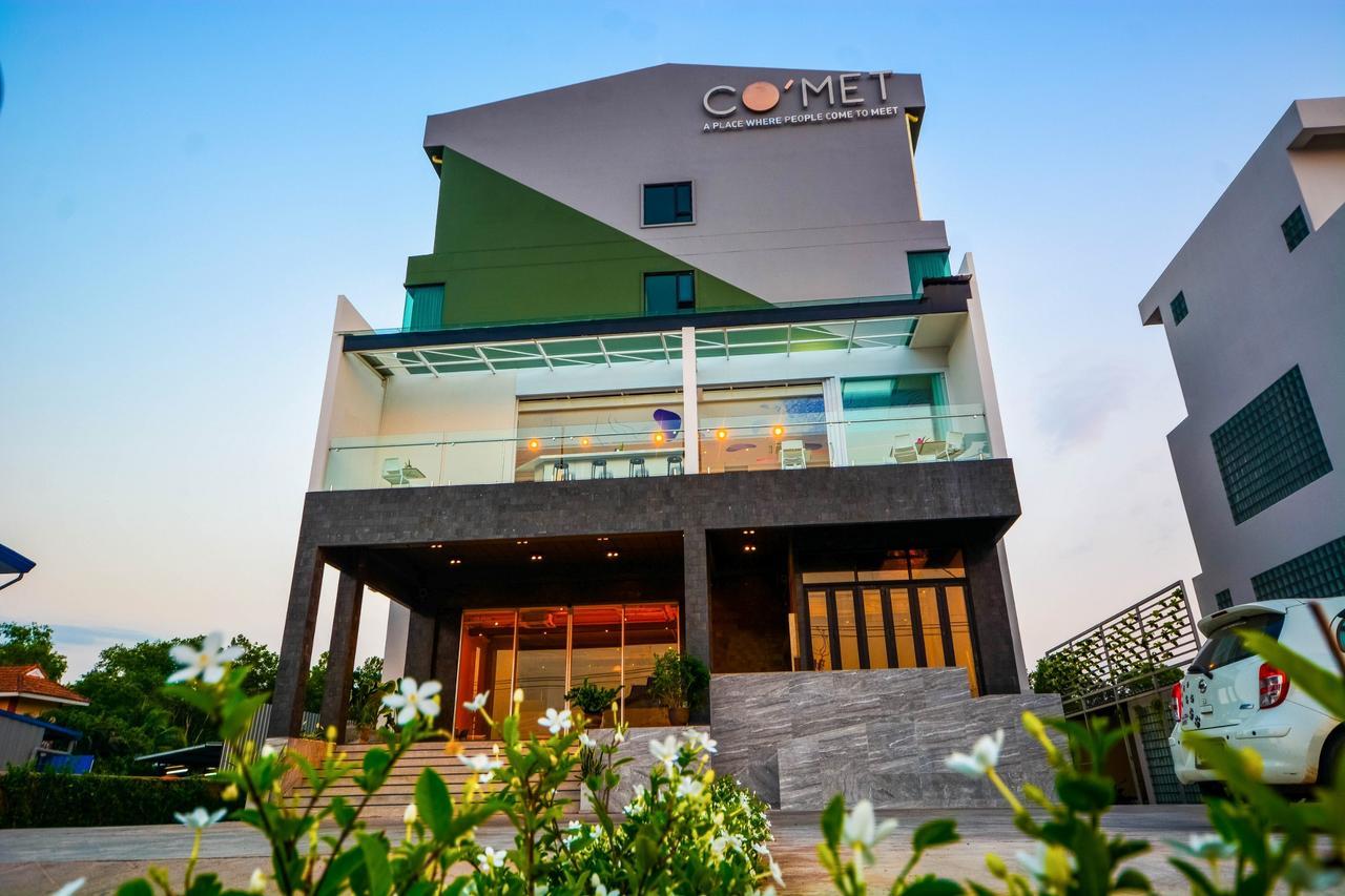 Comet Hotel Surat Thani Bagian luar foto