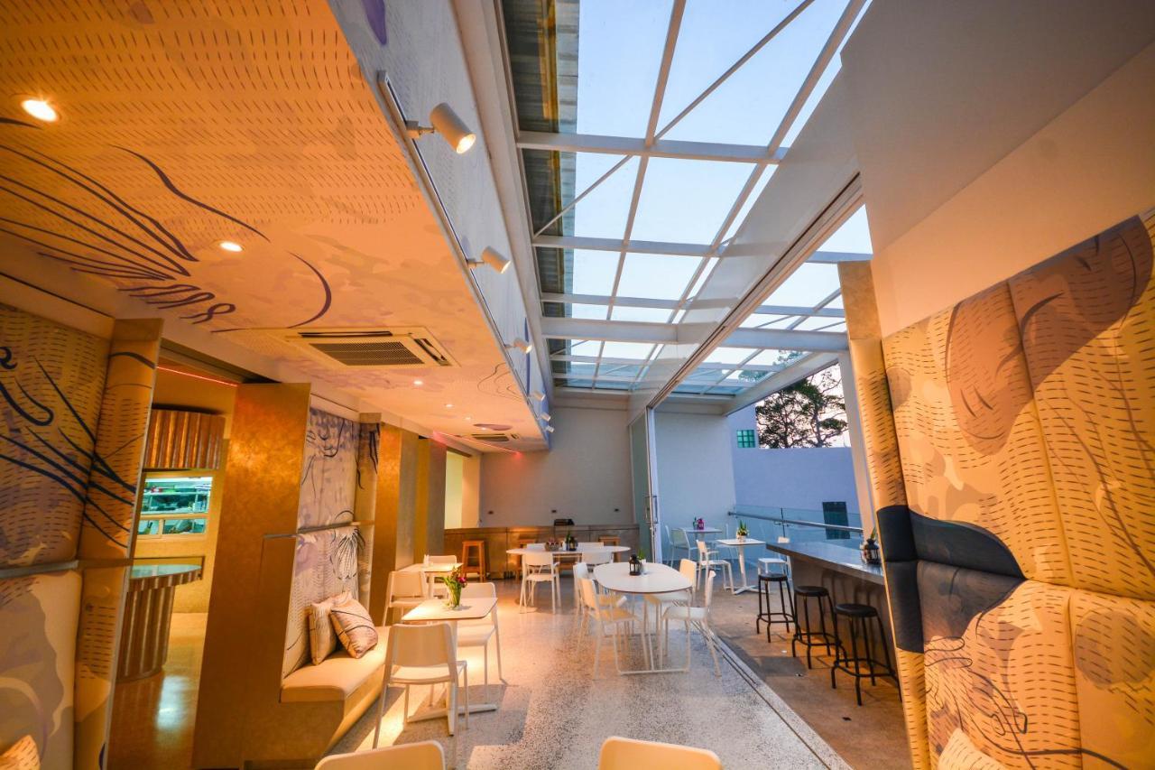 Comet Hotel Surat Thani Bagian luar foto