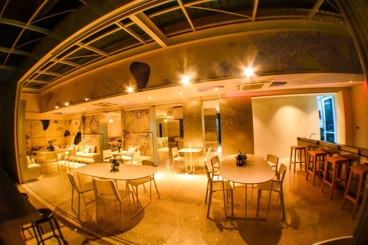 Comet Hotel Surat Thani Bagian luar foto