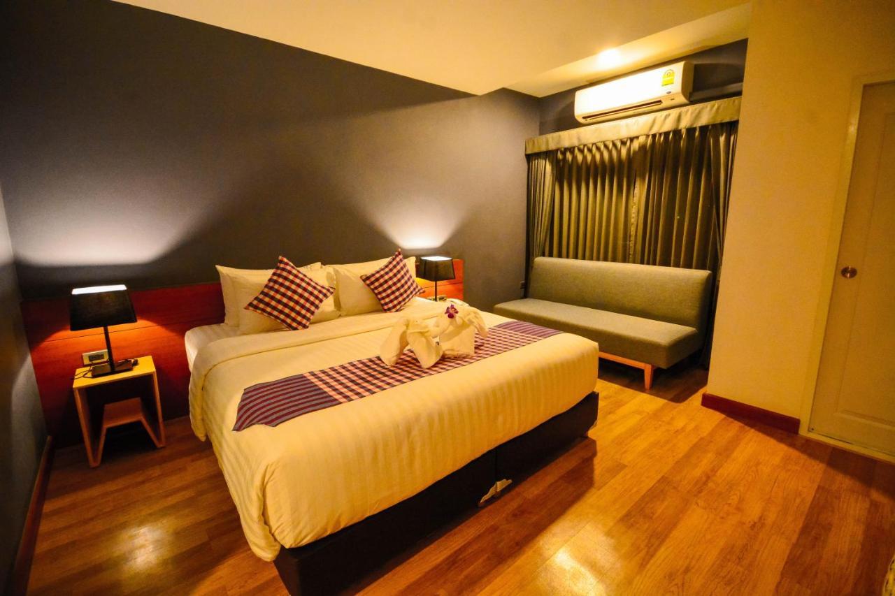 Comet Hotel Surat Thani Bagian luar foto