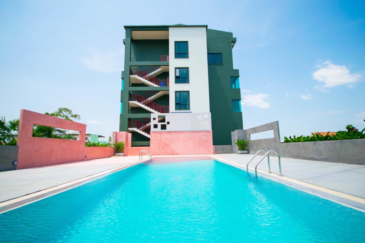 Comet Hotel Surat Thani Bagian luar foto