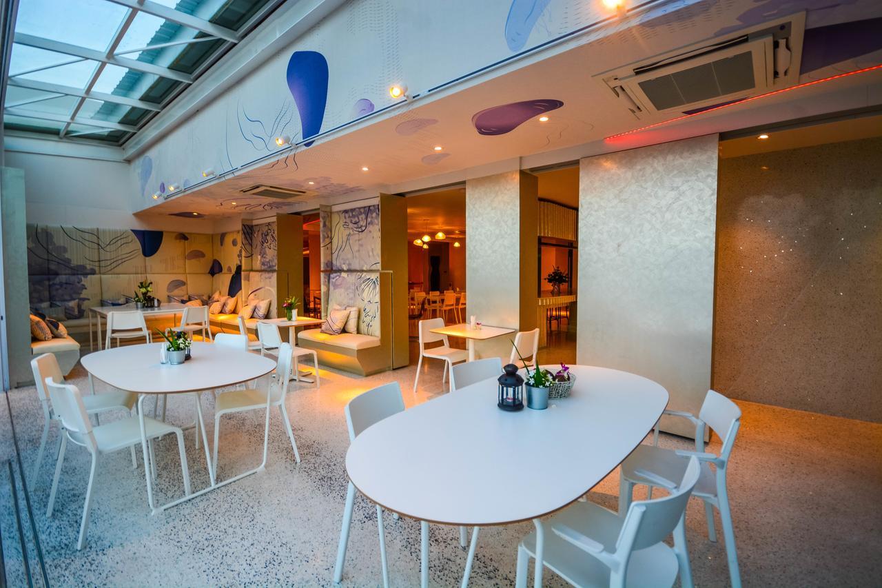 Comet Hotel Surat Thani Bagian luar foto