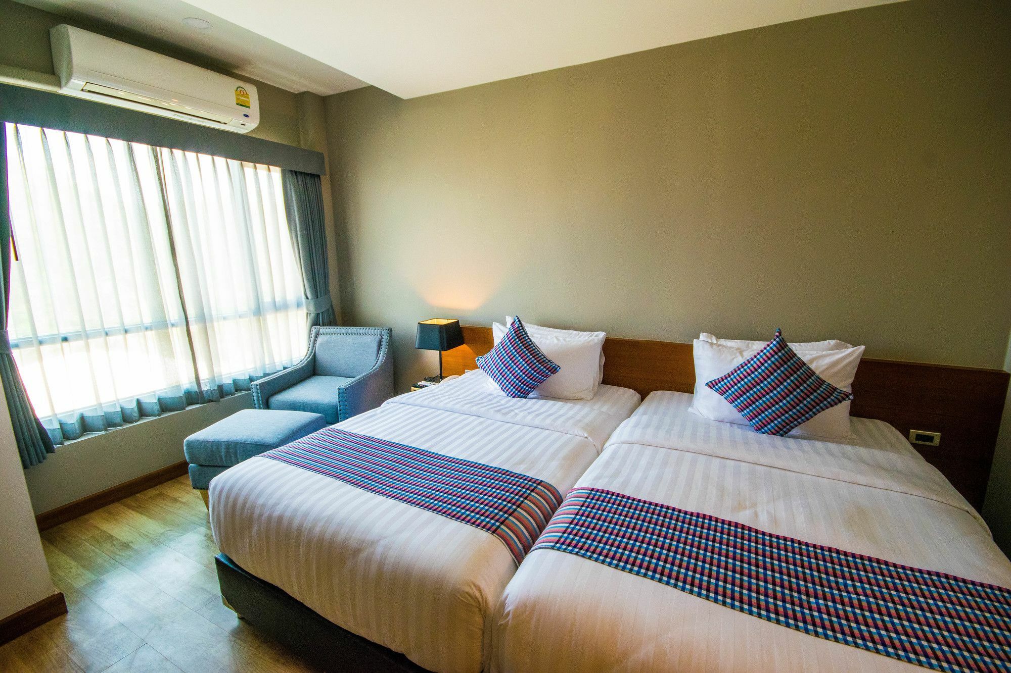 Comet Hotel Surat Thani Bagian luar foto