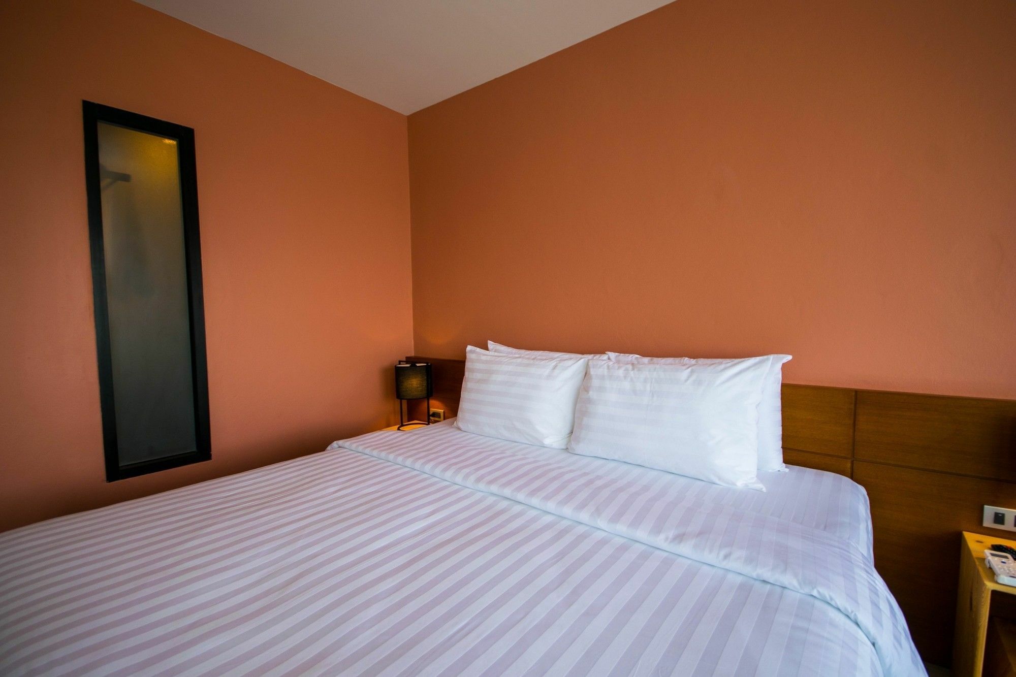 Comet Hotel Surat Thani Bagian luar foto