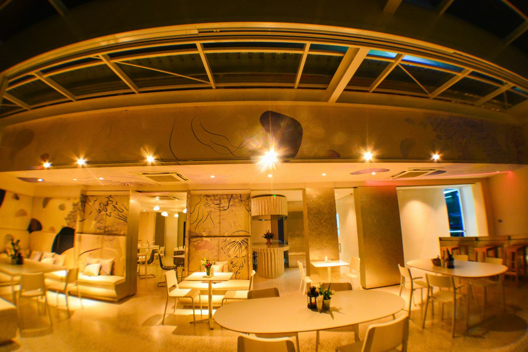 Comet Hotel Surat Thani Bagian luar foto