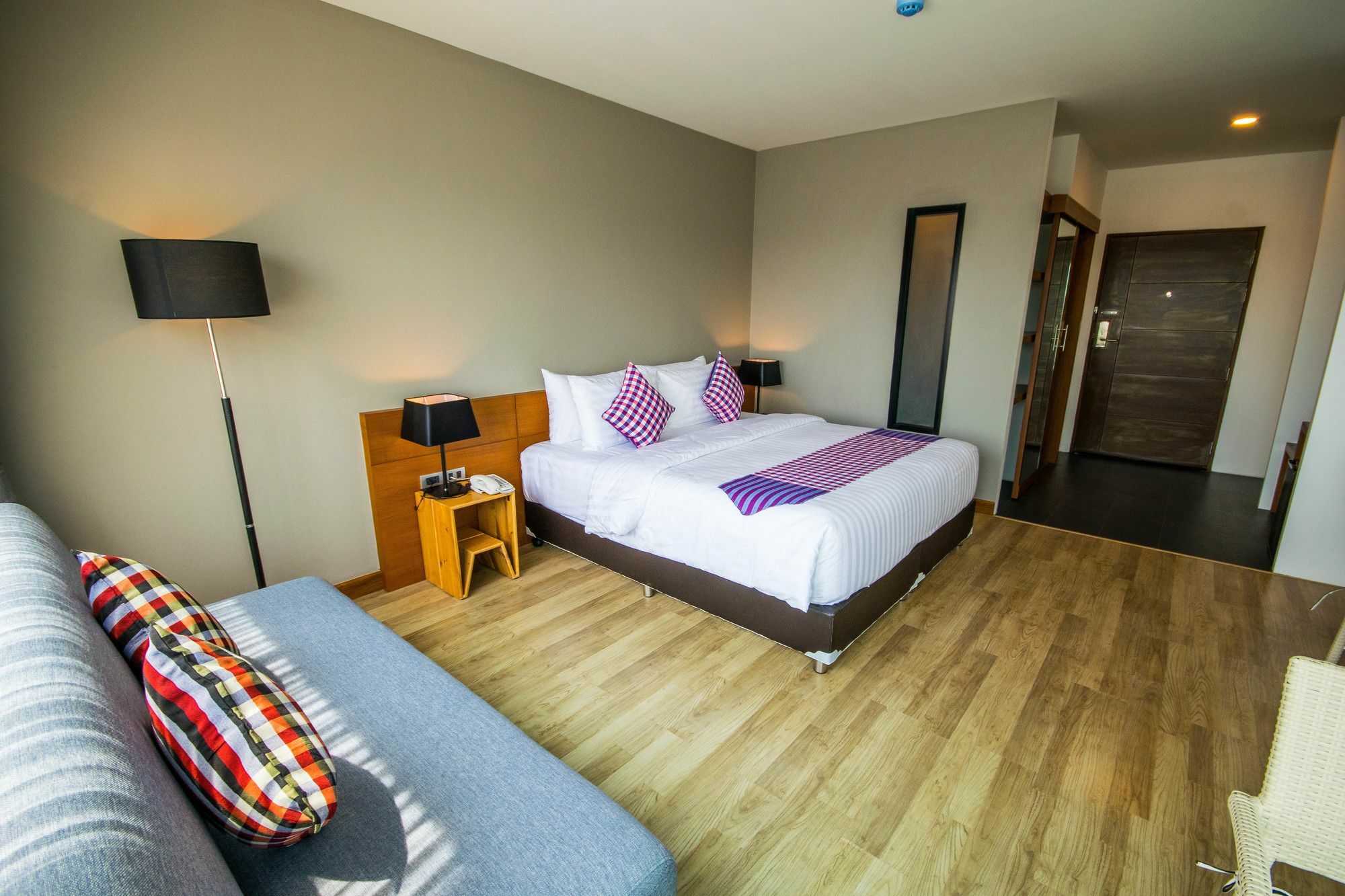 Comet Hotel Surat Thani Bagian luar foto