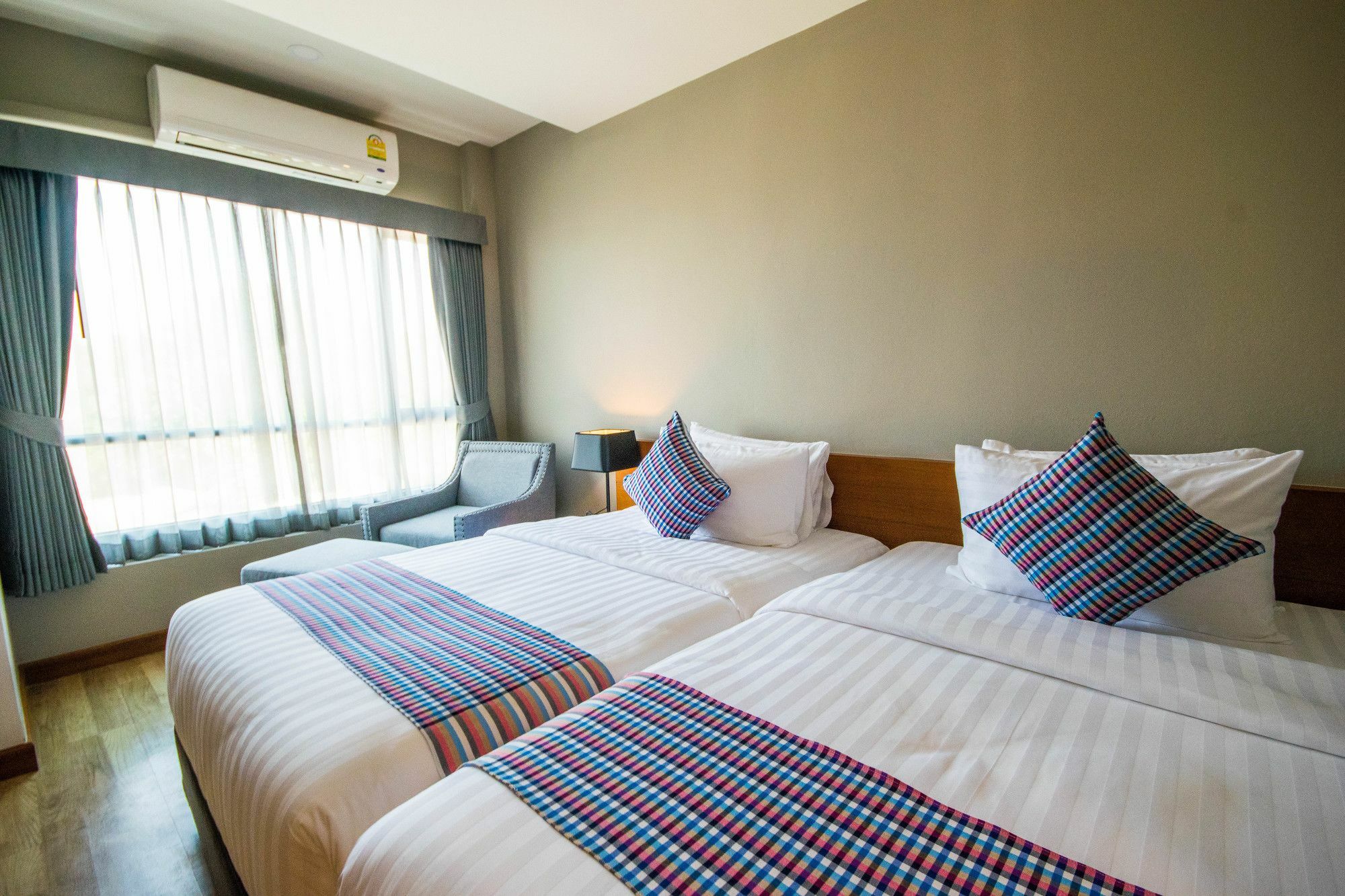 Comet Hotel Surat Thani Bagian luar foto