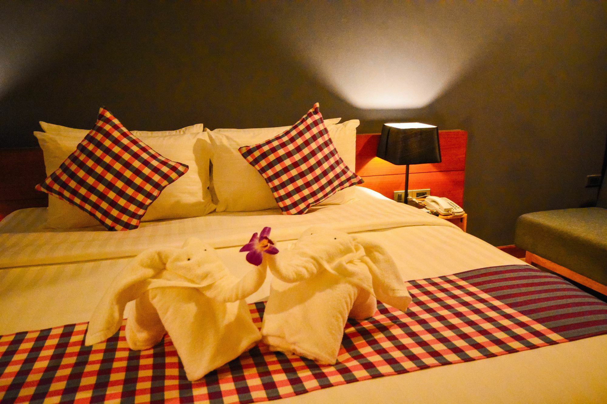 Comet Hotel Surat Thani Bagian luar foto