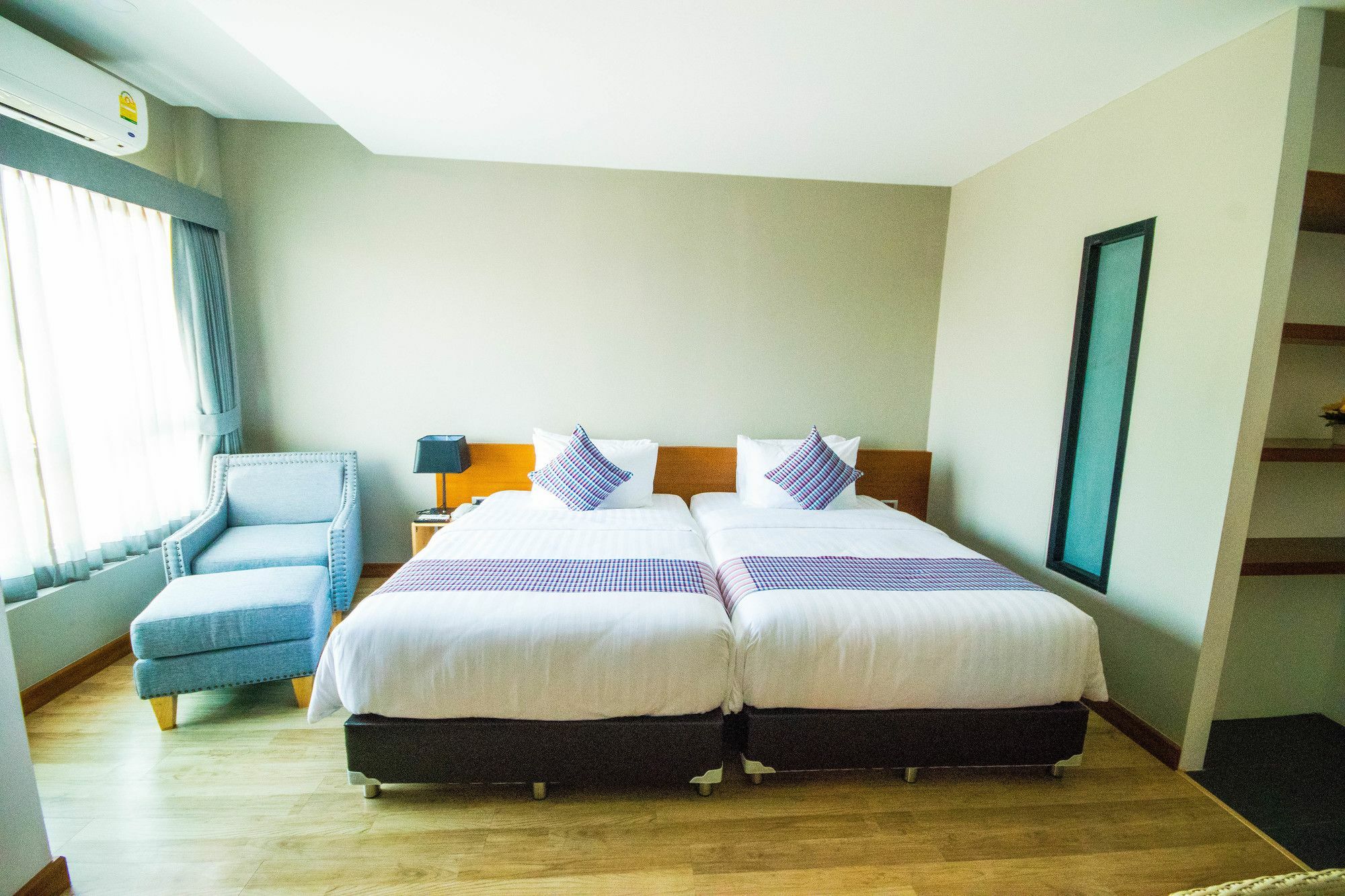 Comet Hotel Surat Thani Bagian luar foto