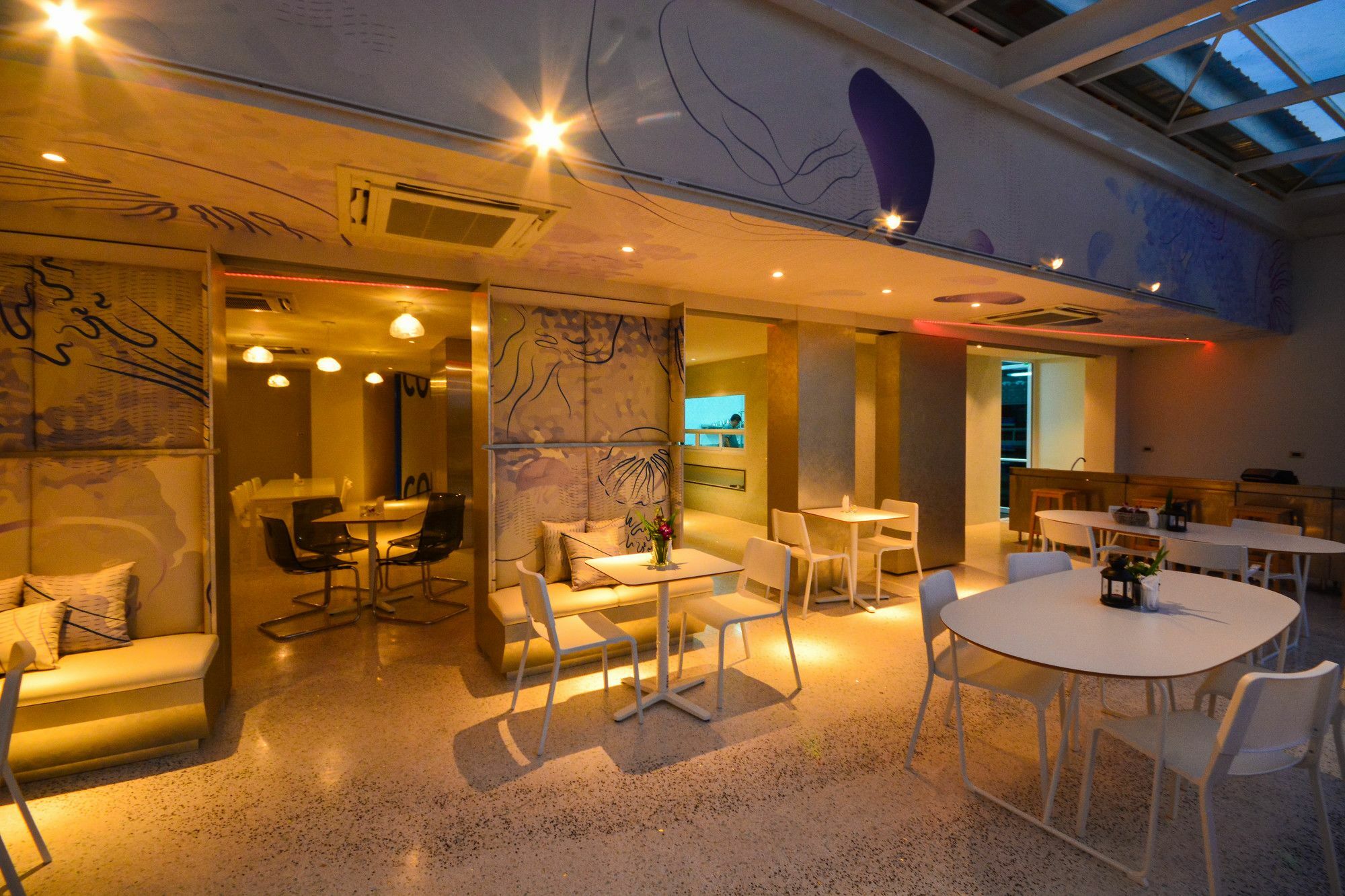 Comet Hotel Surat Thani Bagian luar foto